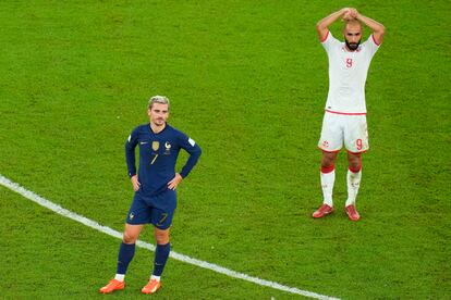 Antoine Griezmann, a la izquierda, junto al jugador de Túnez Issam Jebali, durante la revisión de un gol en el VAR. 