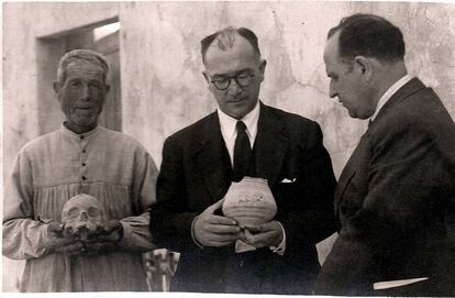 De izquierda a derecha, Manuel Campello 'Manolico', el arqueólogo Alejandro Ramos y el historiador José Rico de Estasen, el 1 de junio de 1946.