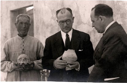 De izquierda a derecha, Manuel Campello 'Manolico', el arqueólogo Alejandro Ramos y el historiador José Rico de Estasen, el 1 de junio de 1946.