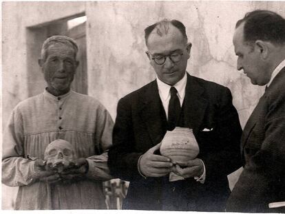 De izquierda a derecha, Manuel Campello 'Manolico', el arqueólogo Alejandro Ramos y el historiador José Rico de Estasen, el 1 de junio de 1946.