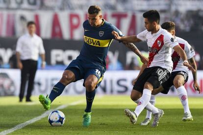 Los 10 de ambos equipos, Cardona (Boca) y Mart&iacute;nez (River) disputan un bal&oacute;n.