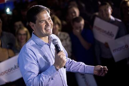 ¿Quién es? Hijo de emigrantes cubanos, Rubio, de 43 años, es senador por el estado de Florida. Se presentó en abril como un producto del sueño americano, basado en la oportunidad y el ascenso socioeconómico. Tras graduarse en derecho, Rubio se involucró en la política en el año 2000. Primero, como representante de la Cámara de Representantes de Florida. Después, como presidente de la misma cámara. Nueve años después, se presentó al cargo de senador por el estado de Florida. Ganó con el apoyo del Tea Party, el ala populista y conservadora del Partido Republicano. <br/><br/> ¿Qué piensa? Ideológicamente, Rubio se mueve en la ambigüedad. A veces ha actuado como un conservador puro y otras como un republicano moderado. Rechaza el acercamiento a Cuba y apoya una política exterior firme e intervencionista que asegure la posición de EE UU como poder hegemónico mundial. En la política de inmigración, ha titubeado. Tras apoyar los planes del presidente Barack Obama para regularizar a hijos de sin papeles, recibió fuertes críticas del ala conservadora y se desdijo.