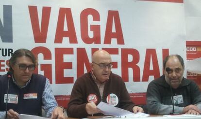 Alfonso Arnedo (CCOO), Carlos Vila (UGT) y Vicent Mauri (Intersindical) durante la valoración del seguimiento de la huelga.