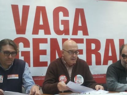 Alfonso Arnedo (CCOO), Carlos Vila (UGT) y Vicent Mauri (Intersindical) durante la valoraci&oacute;n del seguimiento de la huelga.