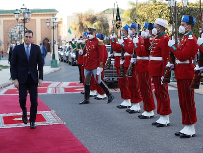 El presidente del Gobierno español, Pedro Sánchez, pasaba revista el jueves a la guardia de honor marroquí a su llegada al Palacio Real de Rabat.