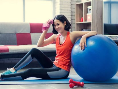 El 'fitball' es uno de los artículos de ejercicio de moda y con el que se puede entrenar en casa.