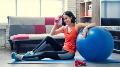 El 'fitball' es uno de los artículos de ejercicio de moda y con el que se puede entrenar en casa.