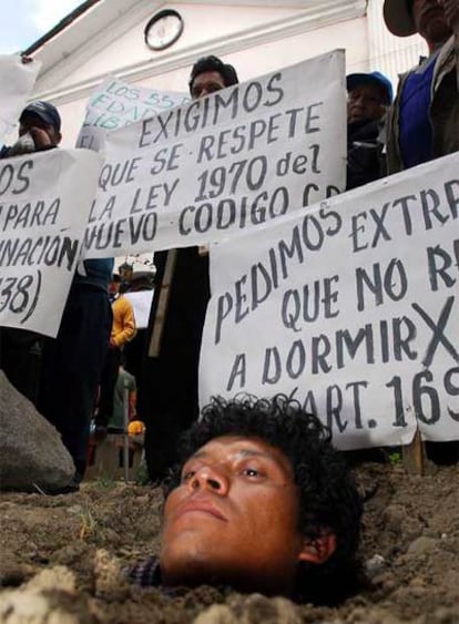 Uno de los presos de la cárcel de San Pedro, en una protesta en 2006 para exigir mejoras en los penales.