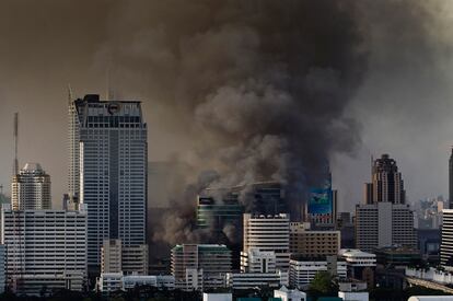 Tras la ofensiva del Ejército thailandés sobre las posiciones de los <i>camisas rojas</i>, los disturbios y las quemas de edificios han continuado en las calles de Bangkok.