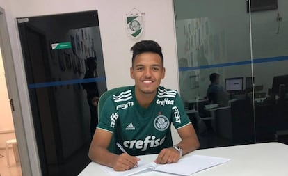 Gabriel Menino renovou seu contrato com o Palmeiras em outubro do ano passado.