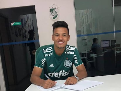 Gabriel Menino renovou seu contrato com o Palmeiras em outubro do ano passado.