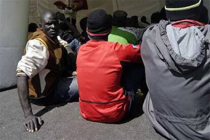 Algunos de los inmigrantes de las dos pateras que llegaron ayer a la costa de Los Cristianos (Arona), al sur de Tenerife.