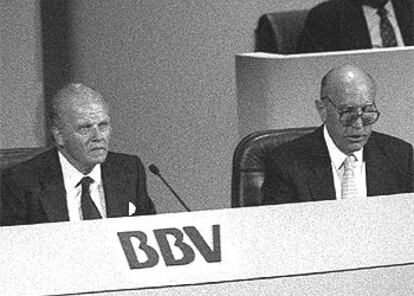 Emilio Ybarra (a la izquierda) y José María Concejo, durante la junta del BBV del año 1999.