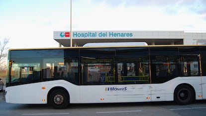 Uno de los autobuses especiales para en Hospital de Henares.