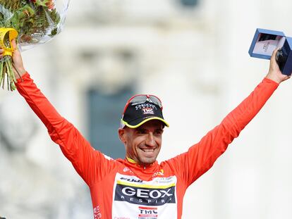 Cobo, en el podio de Cibeles como ganador de la Vuelta 2011.