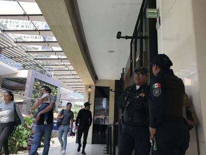 Policías a las afueras de la joyería asaltada en el centro comercial Antara, el pasado 27 de junio.