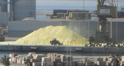 Una imagen de la manipulación de azufre en el puerto de Alicante