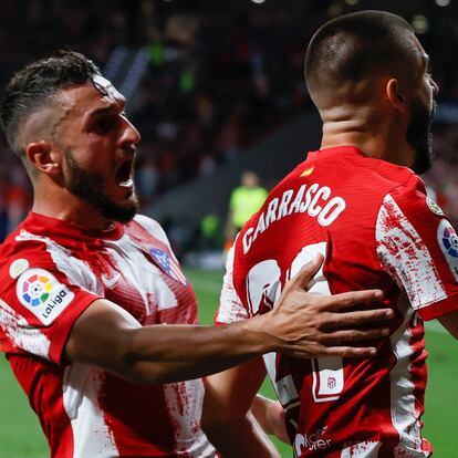 MADRID, 08/05/2022.- El centrocampista belga del Atlético de Madrid Yannick Carrasco (d) celebra su gol ante el Real Madrid con el centrocampista Jorge Resurrección "Koke", durante el partido de la jornada 35 de Liga en Primera División que Atlético de Madrid y Real Madrid disputan hoy domingo en el estadio Wanda Metropolitano, en Madrid. EFE/Ballesteros
