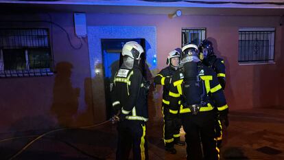 Varios bomberos en el lugar del incendio, en la calle Pensamiento de Getafe.