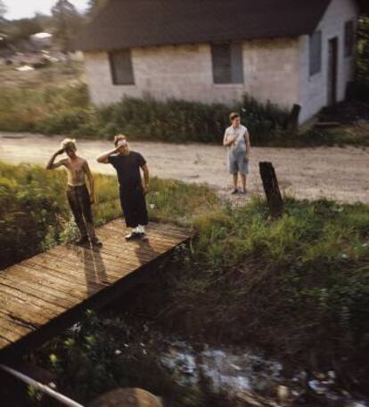 Un padre y su hijo hacen el saludo militar cuando pasa el tren que llevaba a Robert Kennedy al cementerio de Arlington, el 8 de junio de 1968.