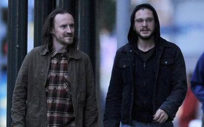 Los actores Ben Crompton y Kit Harington en una calle en Belfast.