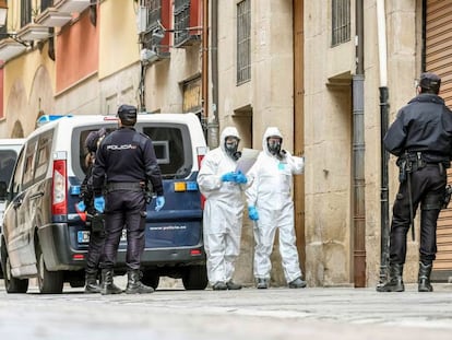 Dispositivo de la Policía Nacional este lunes en Logroño para la notificación a posibles personas afectadas por el coronavirus en la provincia.