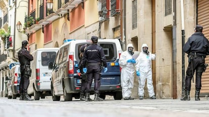 Dispositivo de la Policía Nacional este lunes en Logroño para la notificación a posibles personas afectadas por el coronavirus en la provincia.