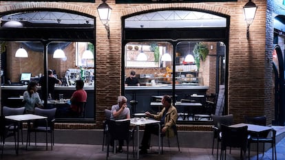 Varias personas toman algo en una cafetería de Madrid, el 31 de mayo.