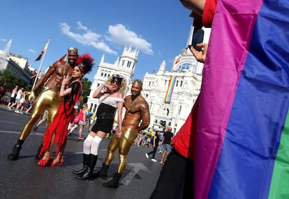Varias personas se fotografían en Cibeles, frente al Ayuntamiento de Madrid.