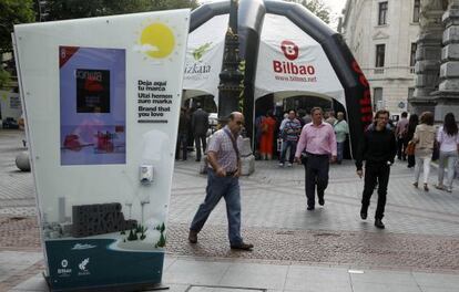 Punto informativo de ‘Bilbao Bizkaia Branding’ frente al Palacio foral de Bizkaia. 