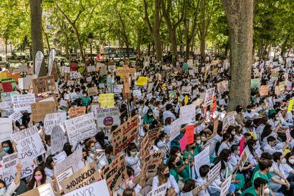 Jóvenes se manifiestan contra la solicitud telemática frente al Ministerio de Sanidad, en el paseo del Prado, al mediodía de este martes. 