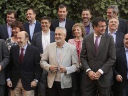 El l&iacute;der del PSOE, Alfredo P&eacute;rez Rubalcaba (i), posa en la foto de familia momentos antes del inicio de la reuni&oacute;n del Consejo Territorial con los &quot;barones&quot; de su partido.