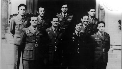 Nueve oficiales integrantes de la UMD, en 1975,