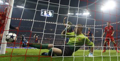 VÍctor Valdes no puede detener el gol de Thomas Muller, en 2013.