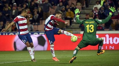 Rochina, en el momento de marcar el gol del Granada.