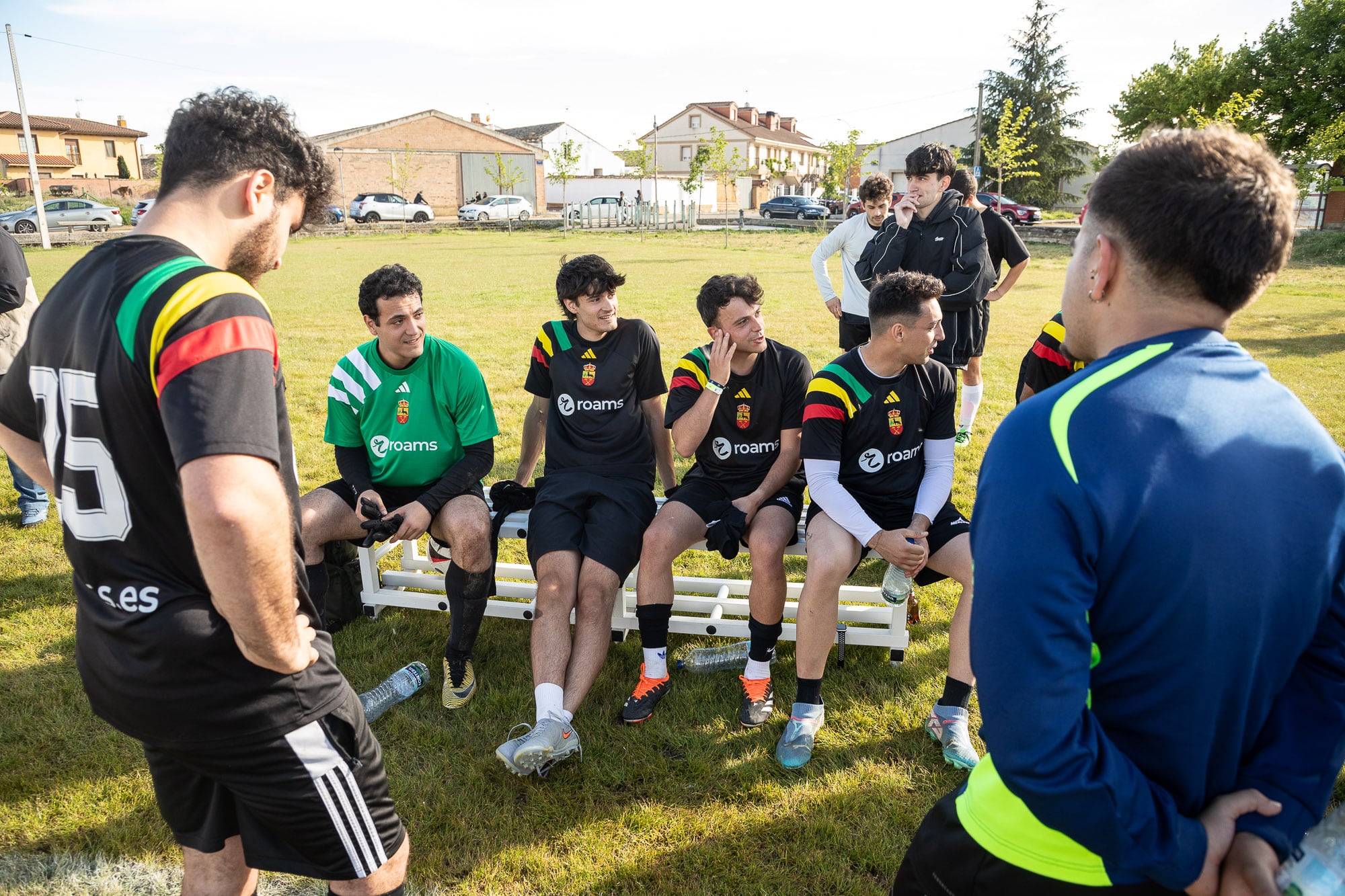 Los jugadores del equipo Cardeñosa, en el que la empresa local Roams decidió invertir.