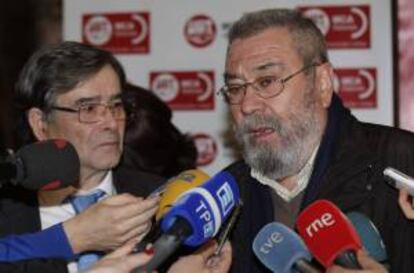 El secretario general de UGT, Cándido Méndez, atiende a la prensa durante el acto de celebración del primer centenario de MCA-UGT de Asturias celebrado el 3 de enero de 2013 en Oviedo.