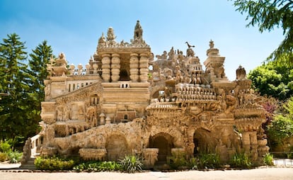 Entrada al palacio de Hauterives, en Francia.