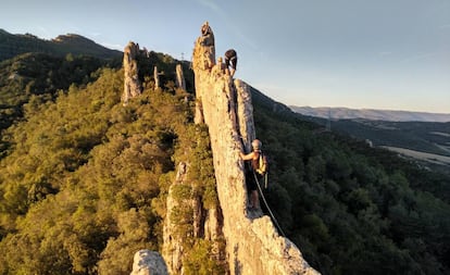 La vía ferrata de Cresta Sobrón, inaugurada en 2016, fue la primera completamente equipada en el País Vasco.