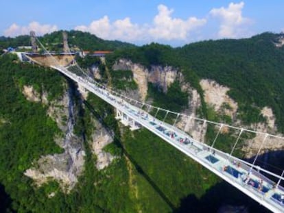 A estrutura, com capacidade para 800 pessoas, foi construída 300 metros acima do cânion do Parque Natural de Zhangjiajie