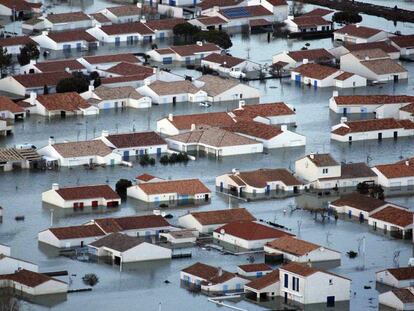 Vista aérea de la localidad de L'Aiguillon sur Mer, al suroeste de Francia, inundada por la subida de la marea.