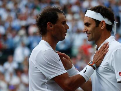 Nadal felicita a Federer tras el partido en la central.