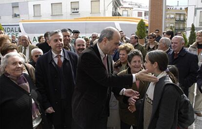 Chaves saluda a una niña durante su visita de ayer a Torredelcampo (Jaén).