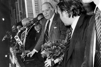 Josep Tarradellas en el balcón de la Generalitat, a su regreso a Cataluña, en 1977.