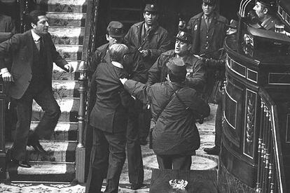 Según Manuel Gutiérrez Mellado, vicepresidente en los Gobiernos de Adolfo Suárez, "si la Acorazada Brunete hubiera ocupado la capital, las cosas se habrían puesto muy difíciles". La foto recoge el momento en que Gutiérrez Mellado se encara con los sublevados.