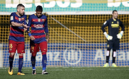 El delantero brasileño del FC Barcelona Neymar Jr. (d) conversa con su compañero, el defensa Jordi Alba (i), tras marcar el segundo gol del equipo frente al Villarreal, durante el partido de la trigésima jornada de la Liga de Primera División que se juega hoy en El Madrigal. EFE/Kai Försterling