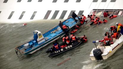 Imagen capturada de un vídeo donde se muestra a pasajeros saliendo del ferry a nado y finalmente rescatados por personal marítimo.