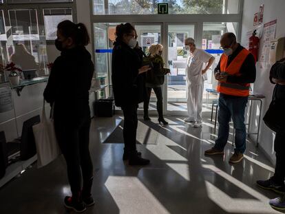 Arturo Arenas (al fondo con bata blanca) en su centro de Atención Primaria, en Can Picafort (Mallorca).