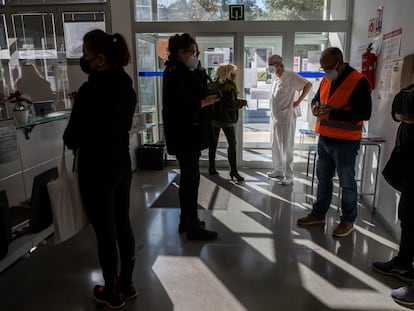 Arturo Arenas (al fondo con bata blanca) en su centro de Atención Primaria, en Can Picafort (Mallorca).