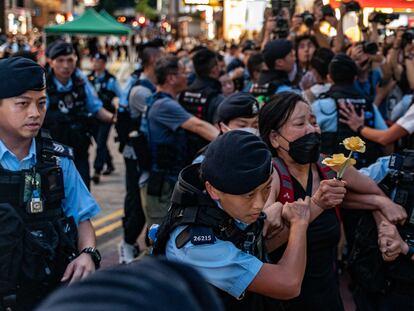 La policía detenía este domingo a la activista Chan Po Ting en Hong Kong.